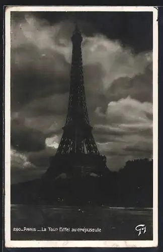 AK Paris, La Tour Eiffel au crepuscule, Eiffelturm bei Nacht