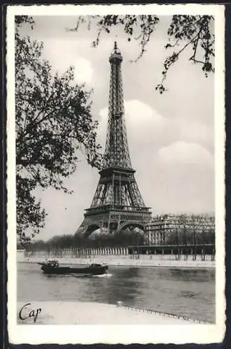 AK Paris, La Tour Eiffel, Eiffelturm, Frachtkahn auf der Seine