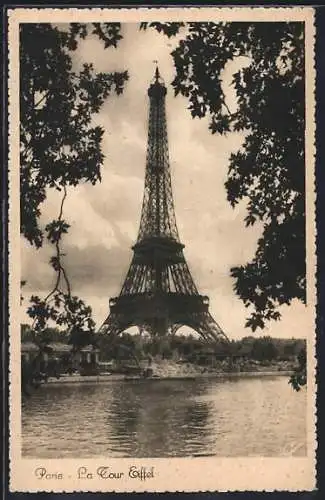 AK Paris, La Tour Eiffel, Eiffelturm von der Seine betrachtet