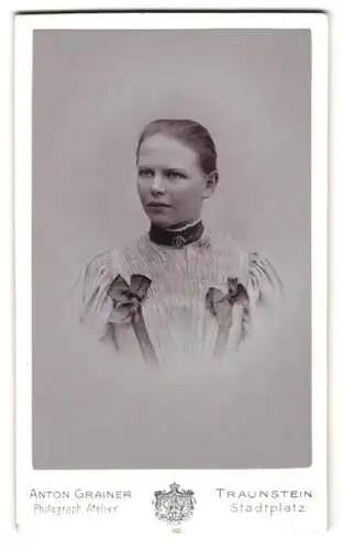 Fotografie Anton Grainer, Traunstein, Stadtplatz, Portrait einer Frau in elegantem Kleid