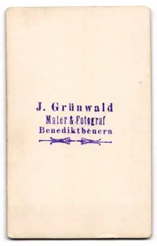 Fotografie J. Grünwald, Benediktbeuern, Porträt einer Dame im eleganten Kleid