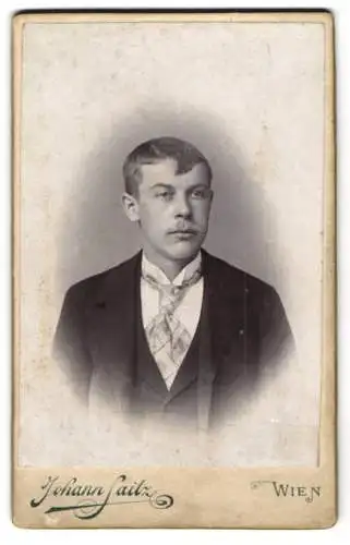 Fotografie Johann Saitz, Wien, Himbergerstrasse 36, Porträt eines jungen Mannes