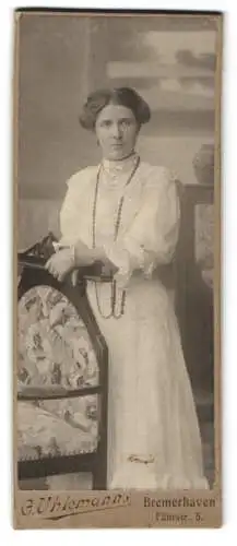 Fotografie G. Uhlemann, Bremerhaven, Fährstr. 5, Porträt einer Dame im eleganten Kleid