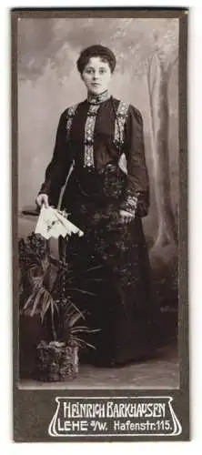 Fotografie Heinrich Barkhausen, Lehe, Hafenstr. 115, Frau mit elegantem Kleid und Brief