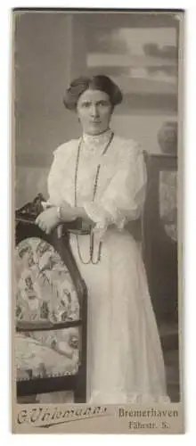 Fotografie G. Uhlemann, Bremerhaven, Fährstr. 5, Dame in weissem Kleid mit Perlenkette