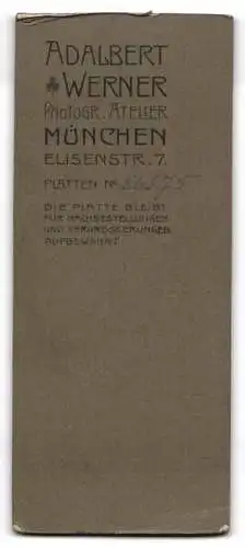 Fotografie Adalbert Werner, München, Elisenstr. 7, Mädchen mit Kerze in feierlicher Kleidung