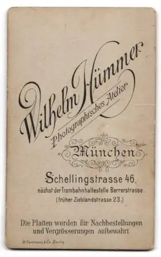 Fotografie Wilhelm Hümmer, München, Schellingstrasse 46, Sitzendes Kleinkind in weissem Kleid