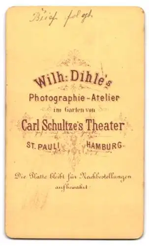 Fotografie Wilh. Dihle, Hamburg, St. Pauli, Porträt eines elegant gekleideten Mannes