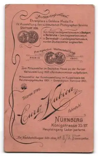 Fotografie Curt Kubica, Nürnberg, Königstrasse 33 /37, Porträt einer Frau mit Stuhl