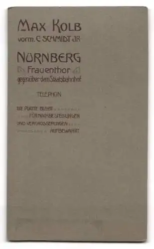Fotografie Max Kolb, Nürnberg, Frauenthor, Dame mit elegantem Kleid mit Spitzenbesatz