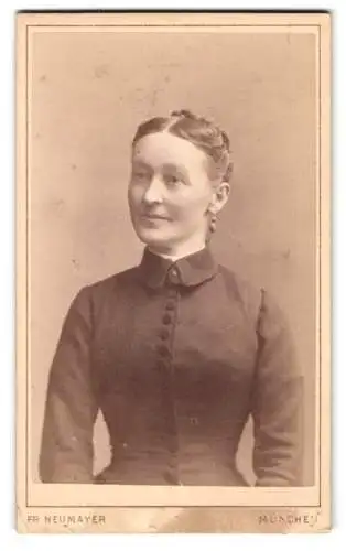 Fotografie Fr. Neumayer, München, Neuhauserstrasse 29, Porträt einer Dame