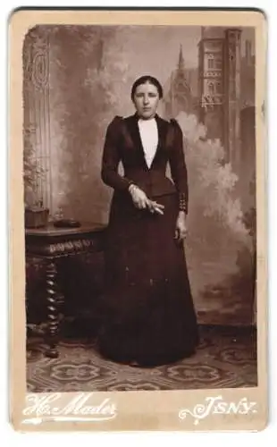 Fotografie H. Mader, Isny, Frau in dunklem Kleid mit weisser Bluse