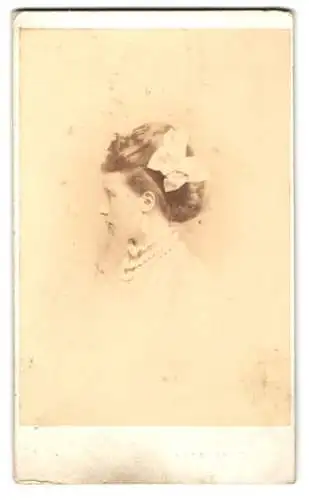 Fotografie T. Edge, Preston, Great Avenham St 28, Profilansicht einer Dame mit Schleife