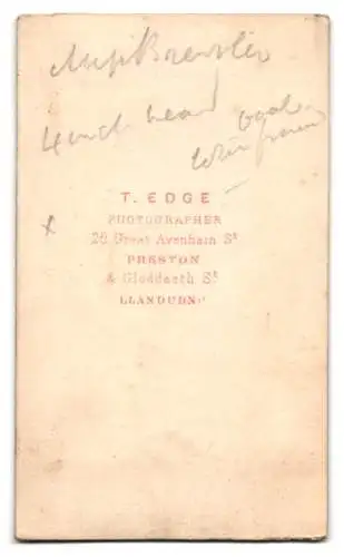 Fotografie T. Edge, Preston, Great Avenham St 28, Profilansicht einer Dame mit Schleife