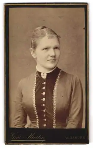 Fotografie Gebr. Martin, Augsburg, Bahnhofstrasse, Portrait einer Frau in tailliertem Kleid