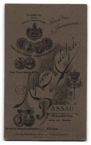 Fotografie A. Adolph, Passau, Exerzier-Platz, Porträt eines Jungen mit Buch