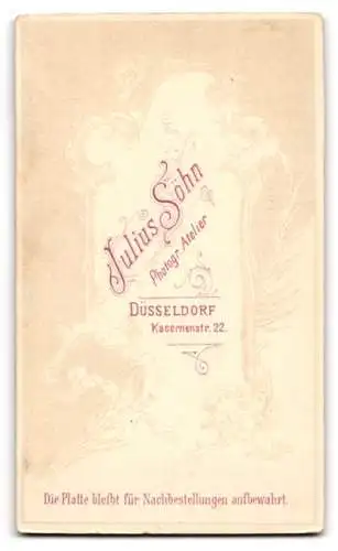 Fotografie Julius Sohn, Düsseldorf, Kasernenstr. 22, Porträt einer Dame in eleganter Kleidung
