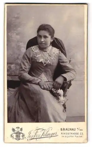 Fotografie Jos. Frz. Klinger, Braunau am Inn, Ringstrasse 23, Porträt einer Dame mit Blumenstrauss