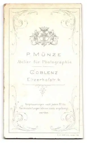 Fotografie P. Münze, Coblenz, Eltzerhofstrasse 4, Elegante Dame mit Blumenarrangement