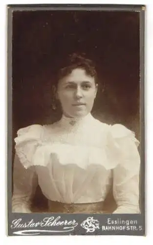 Fotografie Gustav Scheerer, Esslingen, Bahnhofstr. 5, Porträt einer jungen Frau in eleganter Bluse