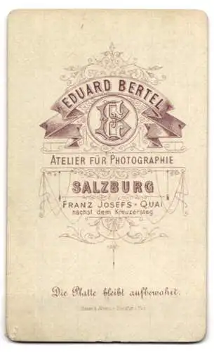Fotografie Eduard Bertel, Salzburg, Franz Josefs Quai, Porträt eines jungen Mannes in Anzug
