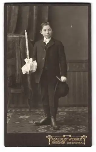 Fotografie Adalbert Werner, München, Eisenstr. 7, Porträt eines Jungen mit Kerze