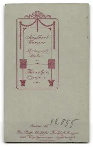 Fotografie Adalbert Werner, München, Eisenstr. 7, Porträt eines Jungen mit Kerze
