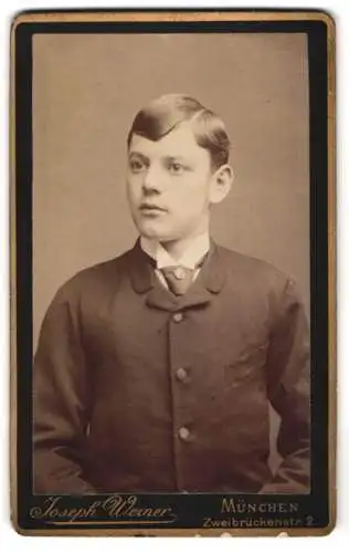 Fotografie Joseph Werner, München, Zweibrückenstr. 2, Porträt eines jungen Mannes