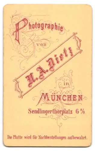 Fotografie N.A. Dietz, München, Sendlingerthorplatz 6, Porträt einer sitzenden Dame