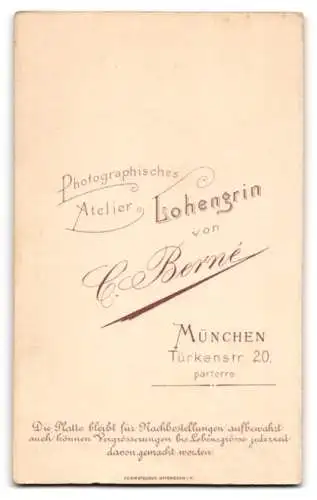 Fotografie A. Lohengrin, München, Türkenstr. 20, Porträt eines sitzenden Kindes