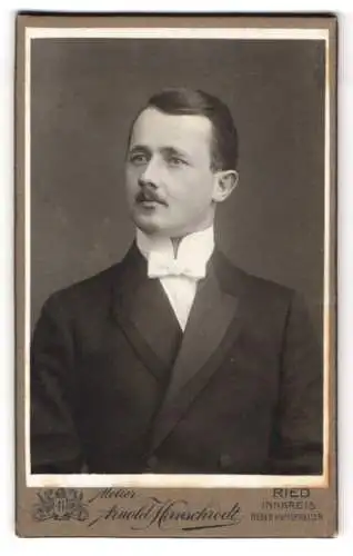 Fotografie Arnold Hirnschrodt, Ried im Innkreis, neben Hummerkeller, Porträt eines eleganten Mannes