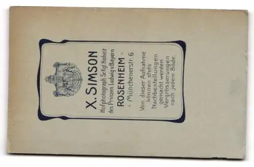 Fotografie X. Simson, Rosenheim, Münchenerstr. 6, Porträt eines kleinen Kindes auf Fell