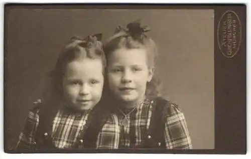 Fotografie Atelier Oberpollinger, München, Zwei junge Mädchen mit Schleifen im Haar