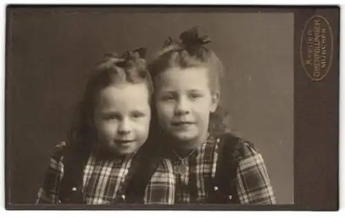 Fotografie Atelier Oberpollinger, München, Porträt zweier Mädchen mit Schleifen im Haar