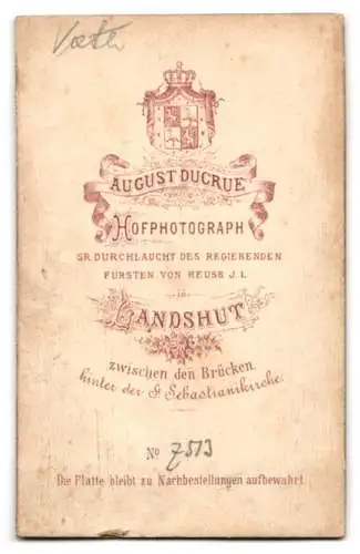 Fotografie August Ducrue, Landshut, zwischen den Brücken, Porträt eines sitzenden Mannes