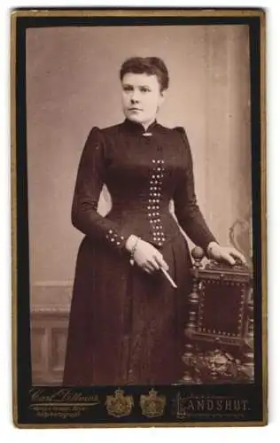 Fotografie Carl Dittmar, Landshut, Zwischen den Brücken, Porträt einer Dame mit tailliertem Kleid