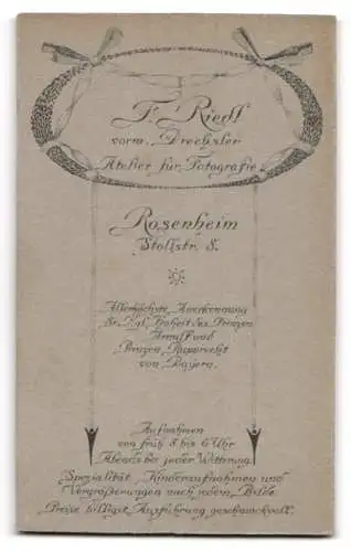 Fotografie F. Riedl, Rosenheim, Stollstr. 8, Porträt einer Frau im dunklen Kleid