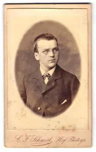 Fotografie C. F. Schmidt, Reutlingen, Porträt eines jungen Mannes mit Brille