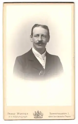 Fotografie Franz Werner, München, Schwanthalerstr. 1, Portrait eines Mannes mit Schnurrbart