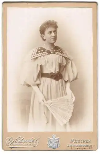 Fotografie Gg. Ochsenkiel, München, Schönfeldstrasse 4, Dame mit Fächer