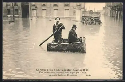 AK Paris, La Crue de la Seine 1910, L`un des nouveaux Canots en toile acquis par la ville, Blv. Haussmann