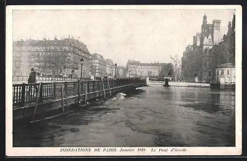 AK Paris, Le Pont d`Arcole, Inondations 1910