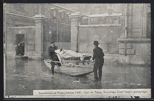 AK Paris, Quai de Passy, Sauvetage d`une femme paralytique, Inondations 1910
