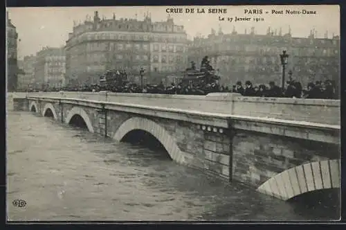 AK Paris, crue de la seine 1910, pont Notre-Dame mit Schaulustigen, Hochwasser