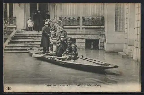 AK Paris, Crue de la Seine 1910, Palais d`Orsay, Ruderboot rettet Menschen vorm Hochwasser