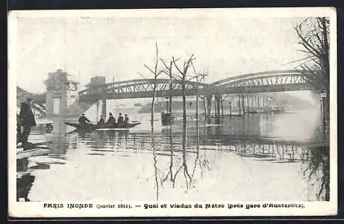 AK Paris, Inondation 1910, Quai et viaduc du métro prés gare d`Austerlitz, Ruderboot