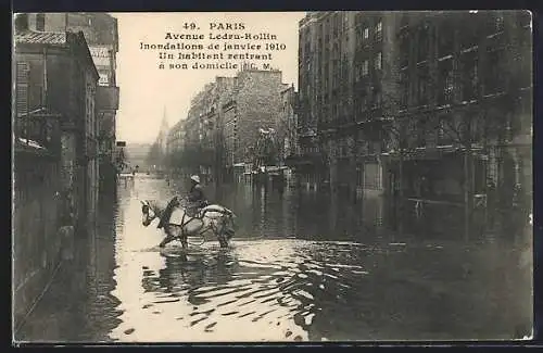 AK Paris, Avenue Ledru-Rollin, un habitant rentrant à son domicile, Inondations 1910
