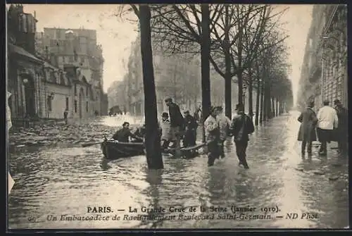 AK Paris, Un Embarcadère de Ravitaillement Boulevard Saint-Germain, Crue de la Seine 1910