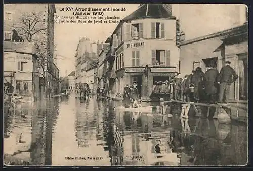 AK Paris, Le XV. Arrondissement inondé, un passage difficile sur les planches, 1910