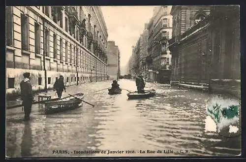 AK Paris, inondations de janvier 1910, des gens en barque à la rue de Lille